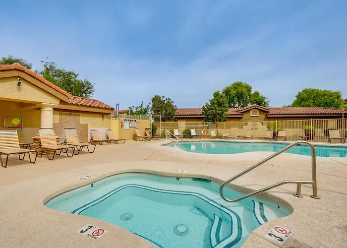 Resort-style Pools & Hot Tubs! Mtn-view Holiday home *